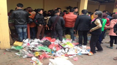 Đi lễ cầu may mắn xả rác: Nỗi buồn ý thức bao giờ hết?