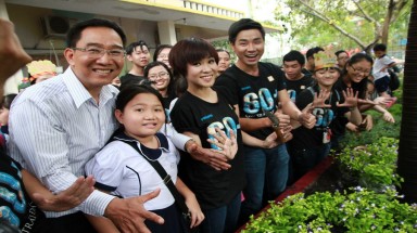  Chiến dịch Giờ Trái đất 2013 tại TPHCM: bàn giao vườn cây “Bảy sắc cầu vồng”