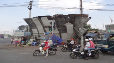  Lốc xoáy kéo sập quán ăn, 1 người nhập viện