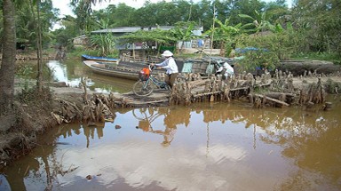  Gió Đông Bắc làm tình trạng ngập mặn thêm trầm trọng
