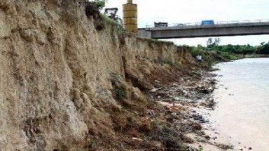  Cần Thơ:12 căn nhà có nguy cơ bị đổ xuống sông do sạt lở 