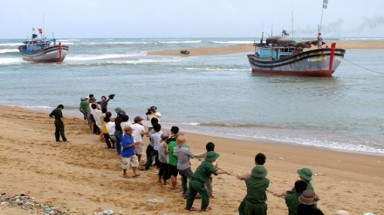   Phú Yên: Tàu cá ngư dân liên tiếp bị mắc cạn ở cửa biển Đà Diễn 