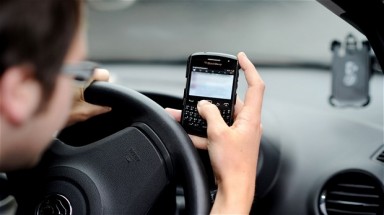   Tại sao nhắn tin khi đang lái xe nguy hiểm không thua gì uống rượu lái xe?
