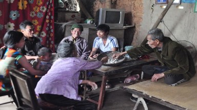  Khó tin nhưng có thật: Nướng đất để ăn ở Vĩnh Phúc