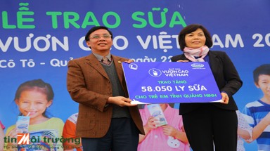  Vinamilk dành 8 tỷ đồng cho Quỹ sữa “Vươn Cao Việt Nam” năm 2014