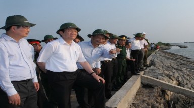  Chủ tịch nước Trương Tấn Sang khảo sát đê biển vùng đất cực nam 