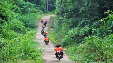    Du khách Nga từ biển kéo lên rừng