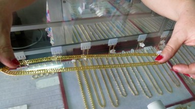  Vào tiệm vàng giật dây chuyền vì thua bài 20 triệu