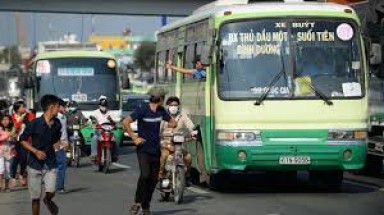  “Coi chừng xe buýt nghe con”!