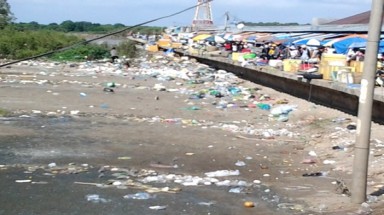  Du khách ngao ngán cảnh rác "bủa vây" kín bãi biển ở Bạc Liêu