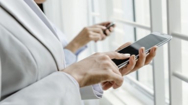 Phụ thuộc quá vào smartphone dẫn đến lười suy nghĩ