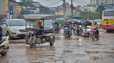 Kinh hoàng cảnh lầy lội ở "con đường đau khổ" giữa Hà Nội