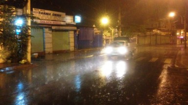   Người Sài Gòn sung sướng đón mưa "vàng" giữa đêm khuya