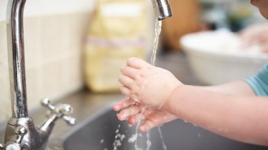  Mỗi năm khoảng nửa triệu trẻ sơ sinh chết vì thiếu nước sạch 