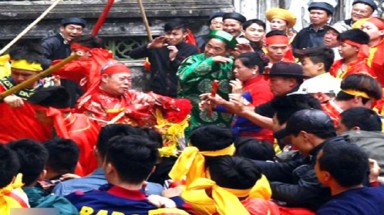   Cướp lộc ở hội Gióng là... "cướp có văn hóa"!