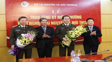 Trao tặng Kỷ niệm chương Vì sự nghiệp Tài nguyên và Môi trường cho các đồng chí Lãnh đạo Bộ Công an