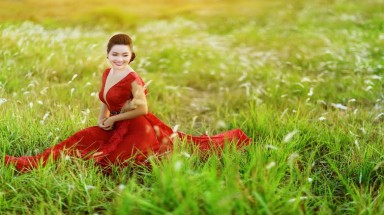  Lê Khánh "Đa sắc" trong trang phục áo dài của NTK Việt Hùng