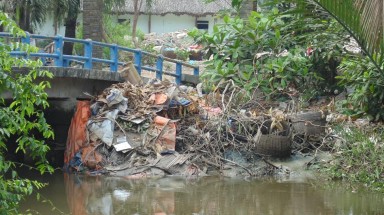 Rạch Bình Quới ở Khu phố Văn hóa, phường 28, quận Bình Thạnh: Nước trong nhưng đầy rác !