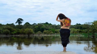 Ấn tượng với bộ ảnh body painting hoa mẫu đơn của học sĩ Miên Thảo