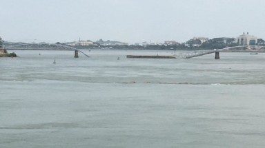 Đồng Nai: Cầu Ghềnh sập, người dân rớt xuống sông