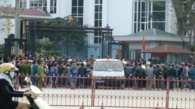  Thanh Hóa: Dân tụ tập trước UBND tỉnh đòi FLC trả lại bãi biển