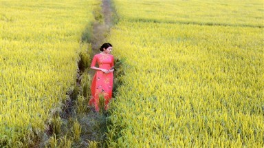  Người mẫu Thúy Vân diện áo dài hòa cùng thiên nhiên, sông nước