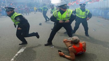  Bức ảnh khiến người xem day dứt nhất trong vụ nổ bom Boston