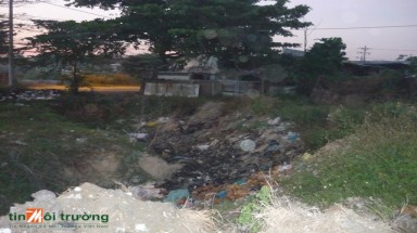   Quận 9: Hố rác "khủng" nằm đối diện trường mầm non