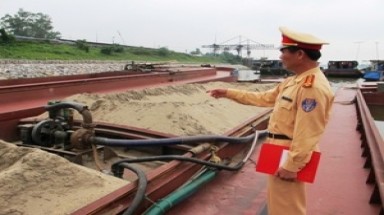  Bắt vụ khai thác cát lậu lớn nhất trên sông Hồng