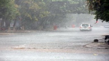  Bắc Bộ có mưa dông lớn, Nam Bộ nắng nóng gay gắt