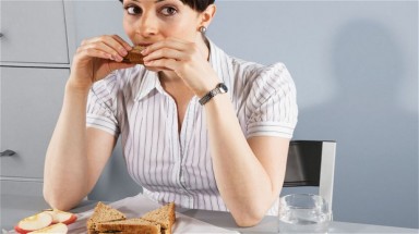Ăn bữa trưa tại bàn làm giảm hiệu quả trong công việc