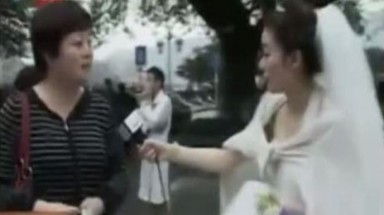 Cô dâu đưa tin động đất ngay trong lễ cưới