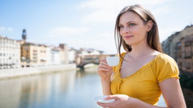 Câu chuyện bên tách cafe