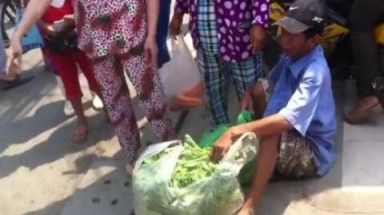  Đắng lòng với hình ảnh người đàn ông bật khóc khi bị "hốt" bịch rau ở Sài Gòn