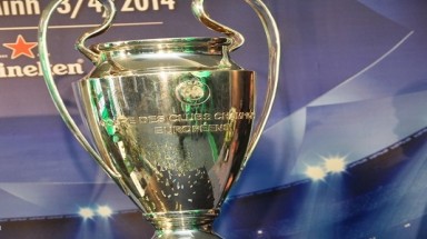   Mắt thấy, tay sờ chiếc cúp Champions League tại Việt Nam