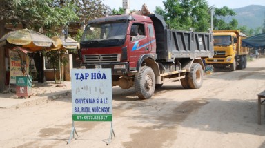  Quảng Nam:Xe chở đất, cát gây ô nhiễm