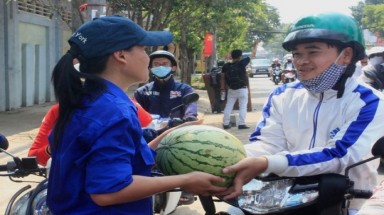  Dân Sài Gòn nỗ lực “giải cứu” hơn 100 tấn dưa hấu 