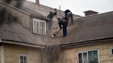  Dân Chile vác xẻng lên mái nhà xúc tro bụi núi lửa