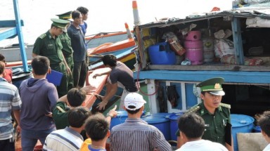  Một tàu cá bị tàu “lạ” húc ở Hoàng Sa