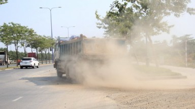  TP.HCM: Phạt 5 xe tải rải bùn đất "bức tử" mặt đường