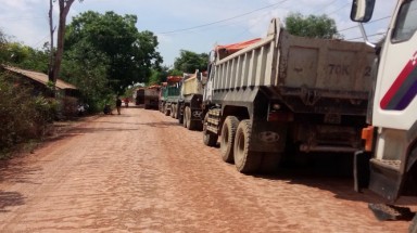  Tây Ninh: Dân chặn đường xe tải gây ô nhiễm 