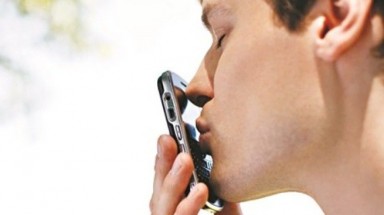Những hệ lụy sức khỏe do nghiện điện thoại di động
