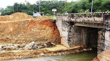  Quãng Ngãi: Nổ mìn phá đá trái phép, nhà dân bị nứt
