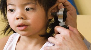  Mùa nóng, trẻ dễ bị viêm tai