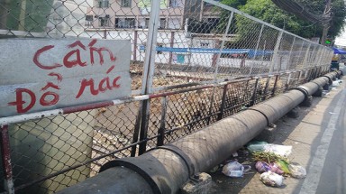  “Ngây thơ” đổ rác dưới biển cấm 