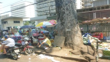  TP HCM: Hàng rong “đổ bộ” tại các cổng bệnh viện và trường học