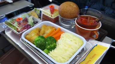 Lãi 5 tỷ đồng mỗi tháng nhờ bán cơm cho Vietnam Airlines, VietJet 