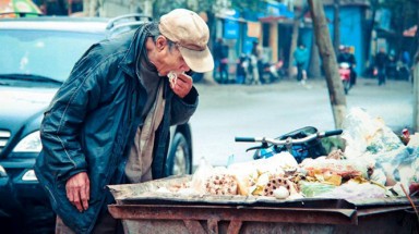  Ông lão nhặt thức ăn từ thùng rác lay động dân mạng