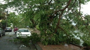  Lốc kèm mưa đá: Hiện tượng bất thường tại TP Huế