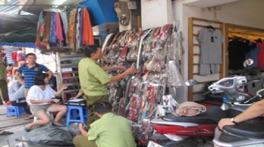  Thu giữ hàng nghìn "đồ hiệu nhái" dọc tuyến phố cổ